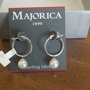 Hoop earrings with pearl.
